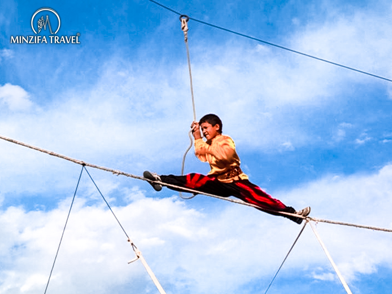 Presentation of the rope-walkers - darbozov. Traditions of Uzbekistan.